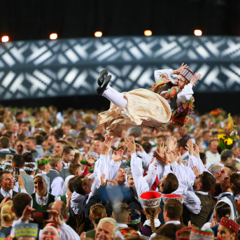 Deju lieluzvedums "Mūžīgais dzinējs" - Baltas ietrīsas mūsu sirdis no visa tā skaistuma, kas piedzīvots. Mums kopā, svinot latvietību, izdevies radīt neaizmirstamus Svētkus. Jo svētki esam mēs paši un cilvēki mums apkārt. Foto: Artūrs Vanags un Ilmārs Znotiņš, Jānis Pipars un Jānis Romanovskis (Latvijas Nacionālā kultūras centra arhīvs)