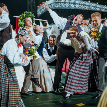 Deju lieluzvedums "Mūžīgais dzinējs" - Baltas ietrīsas mūsu sirdis no visa tā skaistuma, kas piedzīvots. Mums kopā, svinot latvietību, izdevies radīt neaizmirstamus Svētkus. Jo svētki esam mēs paši un cilvēki mums apkārt. Foto: Artūrs Vanags un Ilmārs Znotiņš, Jānis Pipars un Jānis Romanovskis (Latvijas Nacionālā kultūras centra arhīvs)