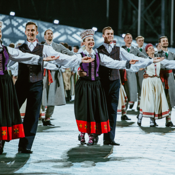 Deju lieluzvedums "Mūžīgais dzinējs" - Baltas ietrīsas mūsu sirdis no visa tā skaistuma, kas piedzīvots. Mums kopā, svinot latvietību, izdevies radīt neaizmirstamus Svētkus. Jo svētki esam mēs paši un cilvēki mums apkārt. Foto: Artūrs Vanags un Ilmārs Znotiņš, Jānis Pipars un Jānis Romanovskis (Latvijas Nacionālā kultūras centra arhīvs)