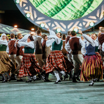 Deju lieluzvedums "Mūžīgais dzinējs" - Baltas ietrīsas mūsu sirdis no visa tā skaistuma, kas piedzīvots. Mums kopā, svinot latvietību, izdevies radīt neaizmirstamus Svētkus. Jo svētki esam mēs paši un cilvēki mums apkārt. Foto: Artūrs Vanags un Ilmārs Znotiņš, Jānis Pipars un Jānis Romanovskis (Latvijas Nacionālā kultūras centra arhīvs)