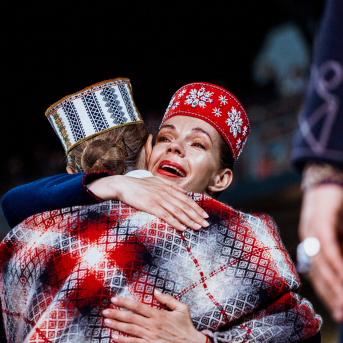 Deju lieluzvedums "Mūžīgais dzinējs" - Baltas ietrīsas mūsu sirdis no visa tā skaistuma, kas piedzīvots. Mums kopā, svinot latvietību, izdevies radīt neaizmirstamus Svētkus. Jo svētki esam mēs paši un cilvēki mums apkārt. Foto: Artūrs Vanags un Ilmārs Znotiņš, Jānis Pipars un Jānis Romanovskis (Latvijas Nacionālā kultūras centra arhīvs)