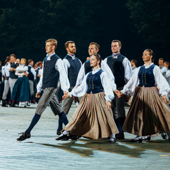 Deju lieluzvedums "Mūžīgais dzinējs" - Baltas ietrīsas mūsu sirdis no visa tā skaistuma, kas piedzīvots. Mums kopā, svinot latvietību, izdevies radīt neaizmirstamus Svētkus. Jo svētki esam mēs paši un cilvēki mums apkārt. Foto: Artūrs Vanags un Ilmārs Znotiņš, Jānis Pipars un Jānis Romanovskis (Latvijas Nacionālā kultūras centra arhīvs)