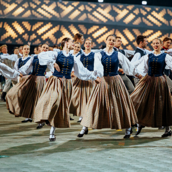 Deju lieluzvedums "Mūžīgais dzinējs" - Baltas ietrīsas mūsu sirdis no visa tā skaistuma, kas piedzīvots. Mums kopā, svinot latvietību, izdevies radīt neaizmirstamus Svētkus. Jo svētki esam mēs paši un cilvēki mums apkārt. Foto: Artūrs Vanags un Ilmārs Znotiņš, Jānis Pipars un Jānis Romanovskis (Latvijas Nacionālā kultūras centra arhīvs)