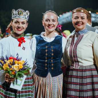 Deju lieluzvedums "Mūžīgais dzinējs" - Baltas ietrīsas mūsu sirdis no visa tā skaistuma, kas piedzīvots. Mums kopā, svinot latvietību, izdevies radīt neaizmirstamus Svētkus. Jo svētki esam mēs paši un cilvēki mums apkārt. Foto: Artūrs Vanags un Ilmārs Znotiņš, Jānis Pipars un Jānis Romanovskis (Latvijas Nacionālā kultūras centra arhīvs)