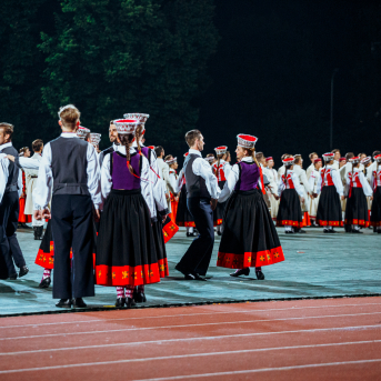 Deju lieluzvedums "Mūžīgais dzinējs" - Baltas ietrīsas mūsu sirdis no visa tā skaistuma, kas piedzīvots. Mums kopā, svinot latvietību, izdevies radīt neaizmirstamus Svētkus. Jo svētki esam mēs paši un cilvēki mums apkārt. Foto: Artūrs Vanags un Ilmārs Znotiņš, Jānis Pipars un Jānis Romanovskis (Latvijas Nacionālā kultūras centra arhīvs)