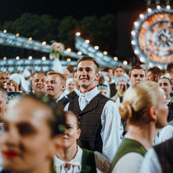 Deju lieluzvedums "Mūžīgais dzinējs" - Baltas ietrīsas mūsu sirdis no visa tā skaistuma, kas piedzīvots. Mums kopā, svinot latvietību, izdevies radīt neaizmirstamus Svētkus. Jo svētki esam mēs paši un cilvēki mums apkārt. Foto: Artūrs Vanags un Ilmārs Znotiņš, Jānis Pipars un Jānis Romanovskis (Latvijas Nacionālā kultūras centra arhīvs)