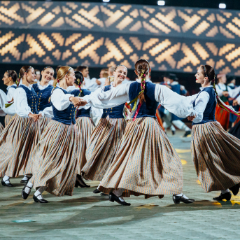 Deju lieluzvedums "Mūžīgais dzinējs" - Baltas ietrīsas mūsu sirdis no visa tā skaistuma, kas piedzīvots. Mums kopā, svinot latvietību, izdevies radīt neaizmirstamus Svētkus. Jo svētki esam mēs paši un cilvēki mums apkārt. Foto: Artūrs Vanags un Ilmārs Znotiņš, Jānis Pipars un Jānis Romanovskis (Latvijas Nacionālā kultūras centra arhīvs)