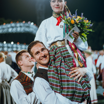 Deju lieluzvedums "Mūžīgais dzinējs" - Baltas ietrīsas mūsu sirdis no visa tā skaistuma, kas piedzīvots. Mums kopā, svinot latvietību, izdevies radīt neaizmirstamus Svētkus. Jo svētki esam mēs paši un cilvēki mums apkārt. Foto: Artūrs Vanags un Ilmārs Znotiņš, Jānis Pipars un Jānis Romanovskis (Latvijas Nacionālā kultūras centra arhīvs)