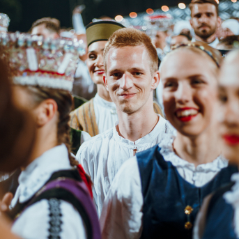 Deju lieluzvedums "Mūžīgais dzinējs" - Baltas ietrīsas mūsu sirdis no visa tā skaistuma, kas piedzīvots. Mums kopā, svinot latvietību, izdevies radīt neaizmirstamus Svētkus. Jo svētki esam mēs paši un cilvēki mums apkārt. Foto: Artūrs Vanags un Ilmārs Znotiņš, Jānis Pipars un Jānis Romanovskis (Latvijas Nacionālā kultūras centra arhīvs)