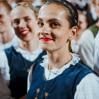 Deju lieluzvedums "Mūžīgais dzinējs" - Baltas ietrīsas mūsu sirdis no visa tā skaistuma, kas piedzīvots. Mums kopā, svinot latvietību, izdevies radīt neaizmirstamus Svētkus. Jo svētki esam mēs paši un cilvēki mums apkārt. Foto: Artūrs Vanags un Ilmārs Znotiņš, Jānis Pipars un Jānis Romanovskis (Latvijas Nacionālā kultūras centra arhīvs)