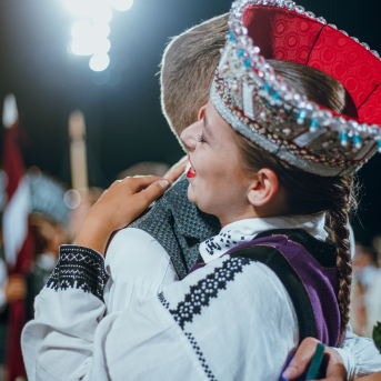 Deju lieluzvedums "Mūžīgais dzinējs" - Baltas ietrīsas mūsu sirdis no visa tā skaistuma, kas piedzīvots. Mums kopā, svinot latvietību, izdevies radīt neaizmirstamus Svētkus. Jo svētki esam mēs paši un cilvēki mums apkārt. Foto: Artūrs Vanags un Ilmārs Znotiņš, Jānis Pipars un Jānis Romanovskis (Latvijas Nacionālā kultūras centra arhīvs)