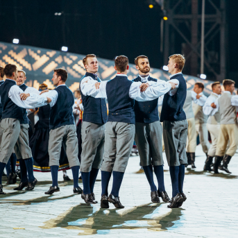 Deju lieluzvedums "Mūžīgais dzinējs" - Baltas ietrīsas mūsu sirdis no visa tā skaistuma, kas piedzīvots. Mums kopā, svinot latvietību, izdevies radīt neaizmirstamus Svētkus. Jo svētki esam mēs paši un cilvēki mums apkārt. Foto: Artūrs Vanags un Ilmārs Znotiņš, Jānis Pipars un Jānis Romanovskis (Latvijas Nacionālā kultūras centra arhīvs)