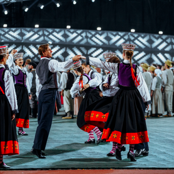 Deju lieluzvedums "Mūžīgais dzinējs" - Baltas ietrīsas mūsu sirdis no visa tā skaistuma, kas piedzīvots. Mums kopā, svinot latvietību, izdevies radīt neaizmirstamus Svētkus. Jo svētki esam mēs paši un cilvēki mums apkārt. Foto: Artūrs Vanags un Ilmārs Znotiņš, Jānis Pipars un Jānis Romanovskis (Latvijas Nacionālā kultūras centra arhīvs)