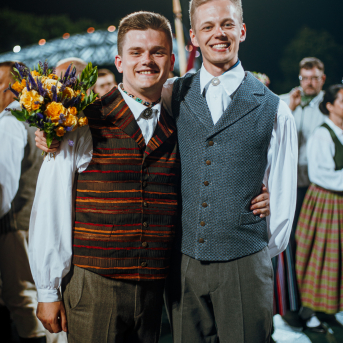 Deju lieluzvedums "Mūžīgais dzinējs" - Baltas ietrīsas mūsu sirdis no visa tā skaistuma, kas piedzīvots. Mums kopā, svinot latvietību, izdevies radīt neaizmirstamus Svētkus. Jo svētki esam mēs paši un cilvēki mums apkārt. Foto: Artūrs Vanags un Ilmārs Znotiņš, Jānis Pipars un Jānis Romanovskis (Latvijas Nacionālā kultūras centra arhīvs)