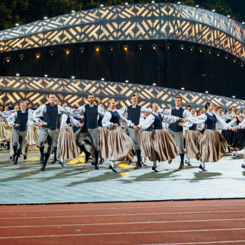 Deju lieluzvedums "Mūžīgais dzinējs" - Baltas ietrīsas mūsu sirdis no visa tā skaistuma, kas piedzīvots. Mums kopā, svinot latvietību, izdevies radīt neaizmirstamus Svētkus. Jo svētki esam mēs paši un cilvēki mums apkārt. Foto: Artūrs Vanags un Ilmārs Znotiņš, Jānis Pipars un Jānis Romanovskis (Latvijas Nacionālā kultūras centra arhīvs)