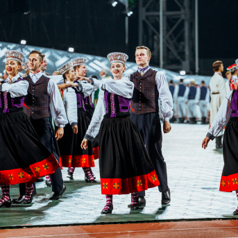 Deju lieluzvedums "Mūžīgais dzinējs" - Baltas ietrīsas mūsu sirdis no visa tā skaistuma, kas piedzīvots. Mums kopā, svinot latvietību, izdevies radīt neaizmirstamus Svētkus. Jo svētki esam mēs paši un cilvēki mums apkārt. Foto: Artūrs Vanags un Ilmārs Znotiņš, Jānis Pipars un Jānis Romanovskis (Latvijas Nacionālā kultūras centra arhīvs)