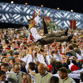 Deju lieluzvedums "Mūžīgais dzinējs" - Baltas ietrīsas mūsu sirdis no visa tā skaistuma, kas piedzīvots. Mums kopā, svinot latvietību, izdevies radīt neaizmirstamus Svētkus. Jo svētki esam mēs paši un cilvēki mums apkārt. Foto: Artūrs Vanags un Ilmārs Znotiņš, Jānis Pipars un Jānis Romanovskis (Latvijas Nacionālā kultūras centra arhīvs)