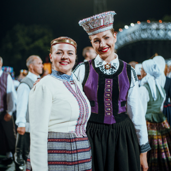 Deju lieluzvedums "Mūžīgais dzinējs" - Baltas ietrīsas mūsu sirdis no visa tā skaistuma, kas piedzīvots. Mums kopā, svinot latvietību, izdevies radīt neaizmirstamus Svētkus. Jo svētki esam mēs paši un cilvēki mums apkārt. Foto: Artūrs Vanags un Ilmārs Znotiņš, Jānis Pipars un Jānis Romanovskis (Latvijas Nacionālā kultūras centra arhīvs)