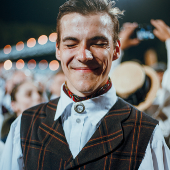 Deju lieluzvedums "Mūžīgais dzinējs" - Baltas ietrīsas mūsu sirdis no visa tā skaistuma, kas piedzīvots. Mums kopā, svinot latvietību, izdevies radīt neaizmirstamus Svētkus. Jo svētki esam mēs paši un cilvēki mums apkārt. Foto: Artūrs Vanags un Ilmārs Znotiņš, Jānis Pipars un Jānis Romanovskis (Latvijas Nacionālā kultūras centra arhīvs)