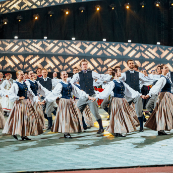 Deju lieluzvedums "Mūžīgais dzinējs" - Baltas ietrīsas mūsu sirdis no visa tā skaistuma, kas piedzīvots. Mums kopā, svinot latvietību, izdevies radīt neaizmirstamus Svētkus. Jo svētki esam mēs paši un cilvēki mums apkārt. Foto: Artūrs Vanags un Ilmārs Znotiņš, Jānis Pipars un Jānis Romanovskis (Latvijas Nacionālā kultūras centra arhīvs)