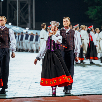 Deju lieluzvedums "Mūžīgais dzinējs" - Baltas ietrīsas mūsu sirdis no visa tā skaistuma, kas piedzīvots. Mums kopā, svinot latvietību, izdevies radīt neaizmirstamus Svētkus. Jo svētki esam mēs paši un cilvēki mums apkārt. Foto: Artūrs Vanags un Ilmārs Znotiņš, Jānis Pipars un Jānis Romanovskis (Latvijas Nacionālā kultūras centra arhīvs)