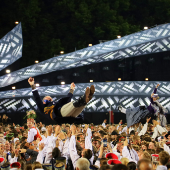 Deju lieluzvedums "Mūžīgais dzinējs" - Baltas ietrīsas mūsu sirdis no visa tā skaistuma, kas piedzīvots. Mums kopā, svinot latvietību, izdevies radīt neaizmirstamus Svētkus. Jo svētki esam mēs paši un cilvēki mums apkārt. Foto: Artūrs Vanags un Ilmārs Znotiņš, Jānis Pipars un Jānis Romanovskis (Latvijas Nacionālā kultūras centra arhīvs)