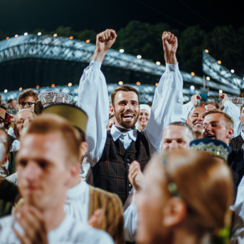 Deju lieluzvedums "Mūžīgais dzinējs" - Baltas ietrīsas mūsu sirdis no visa tā skaistuma, kas piedzīvots. Mums kopā, svinot latvietību, izdevies radīt neaizmirstamus Svētkus. Jo svētki esam mēs paši un cilvēki mums apkārt. Foto: Artūrs Vanags un Ilmārs Znotiņš, Jānis Pipars un Jānis Romanovskis (Latvijas Nacionālā kultūras centra arhīvs)