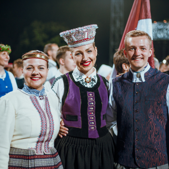 Deju lieluzvedums "Mūžīgais dzinējs" - Baltas ietrīsas mūsu sirdis no visa tā skaistuma, kas piedzīvots. Mums kopā, svinot latvietību, izdevies radīt neaizmirstamus Svētkus. Jo svētki esam mēs paši un cilvēki mums apkārt. Foto: Artūrs Vanags un Ilmārs Znotiņš, Jānis Pipars un Jānis Romanovskis (Latvijas Nacionālā kultūras centra arhīvs)