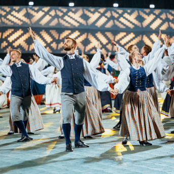 Deju lieluzvedums "Mūžīgais dzinējs" - Baltas ietrīsas mūsu sirdis no visa tā skaistuma, kas piedzīvots. Mums kopā, svinot latvietību, izdevies radīt neaizmirstamus Svētkus. Jo svētki esam mēs paši un cilvēki mums apkārt. Foto: Artūrs Vanags un Ilmārs Znotiņš, Jānis Pipars un Jānis Romanovskis (Latvijas Nacionālā kultūras centra arhīvs)