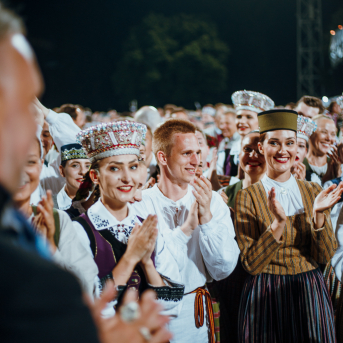 Deju lieluzvedums "Mūžīgais dzinējs" - Baltas ietrīsas mūsu sirdis no visa tā skaistuma, kas piedzīvots. Mums kopā, svinot latvietību, izdevies radīt neaizmirstamus Svētkus. Jo svētki esam mēs paši un cilvēki mums apkārt. Foto: Artūrs Vanags un Ilmārs Znotiņš, Jānis Pipars un Jānis Romanovskis (Latvijas Nacionālā kultūras centra arhīvs)