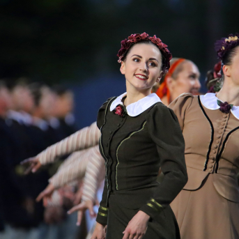 Deju lieluzvedums "Mūžīgais dzinējs" - Baltas ietrīsas mūsu sirdis no visa tā skaistuma, kas piedzīvots. Mums kopā, svinot latvietību, izdevies radīt neaizmirstamus Svētkus. Jo svētki esam mēs paši un cilvēki mums apkārt. Foto: Artūrs Vanags un Ilmārs Znotiņš, Jānis Pipars un Jānis Romanovskis (Latvijas Nacionālā kultūras centra arhīvs)