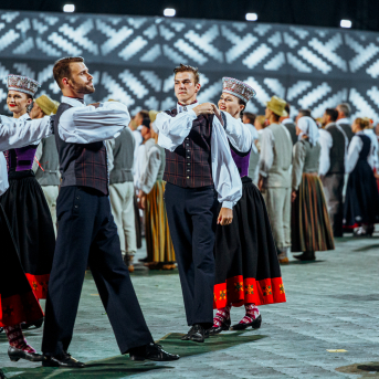 Deju lieluzvedums "Mūžīgais dzinējs" - Baltas ietrīsas mūsu sirdis no visa tā skaistuma, kas piedzīvots. Mums kopā, svinot latvietību, izdevies radīt neaizmirstamus Svētkus. Jo svētki esam mēs paši un cilvēki mums apkārt. Foto: Artūrs Vanags un Ilmārs Znotiņš, Jānis Pipars un Jānis Romanovskis (Latvijas Nacionālā kultūras centra arhīvs)