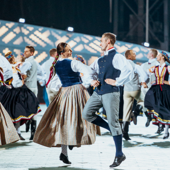 Deju lieluzvedums "Mūžīgais dzinējs" - Baltas ietrīsas mūsu sirdis no visa tā skaistuma, kas piedzīvots. Mums kopā, svinot latvietību, izdevies radīt neaizmirstamus Svētkus. Jo svētki esam mēs paši un cilvēki mums apkārt. Foto: Artūrs Vanags un Ilmārs Znotiņš, Jānis Pipars un Jānis Romanovskis (Latvijas Nacionālā kultūras centra arhīvs)