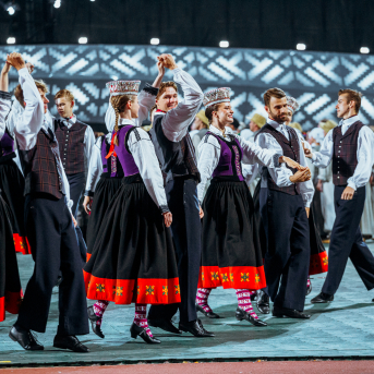 Deju lieluzvedums "Mūžīgais dzinējs" - Baltas ietrīsas mūsu sirdis no visa tā skaistuma, kas piedzīvots. Mums kopā, svinot latvietību, izdevies radīt neaizmirstamus Svētkus. Jo svētki esam mēs paši un cilvēki mums apkārt. Foto: Artūrs Vanags un Ilmārs Znotiņš, Jānis Pipars un Jānis Romanovskis (Latvijas Nacionālā kultūras centra arhīvs)