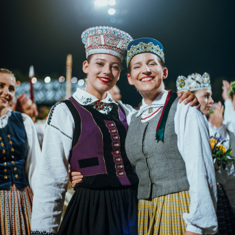 Deju lieluzvedums "Mūžīgais dzinējs" - Baltas ietrīsas mūsu sirdis no visa tā skaistuma, kas piedzīvots. Mums kopā, svinot latvietību, izdevies radīt neaizmirstamus Svētkus. Jo svētki esam mēs paši un cilvēki mums apkārt. Foto: Artūrs Vanags un Ilmārs Znotiņš, Jānis Pipars un Jānis Romanovskis (Latvijas Nacionālā kultūras centra arhīvs)