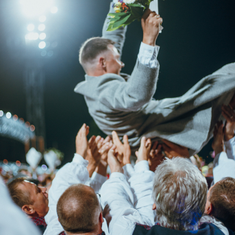 Deju lieluzvedums "Mūžīgais dzinējs" - Baltas ietrīsas mūsu sirdis no visa tā skaistuma, kas piedzīvots. Mums kopā, svinot latvietību, izdevies radīt neaizmirstamus Svētkus. Jo svētki esam mēs paši un cilvēki mums apkārt. Foto: Artūrs Vanags un Ilmārs Znotiņš, Jānis Pipars un Jānis Romanovskis (Latvijas Nacionālā kultūras centra arhīvs)