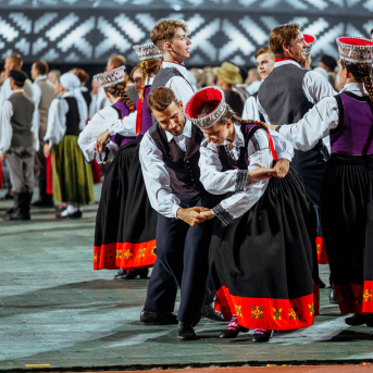 Deju lieluzvedums "Mūžīgais dzinējs" - Baltas ietrīsas mūsu sirdis no visa tā skaistuma, kas piedzīvots. Mums kopā, svinot latvietību, izdevies radīt neaizmirstamus Svētkus. Jo svētki esam mēs paši un cilvēki mums apkārt. Foto: Artūrs Vanags un Ilmārs Znotiņš, Jānis Pipars un Jānis Romanovskis (Latvijas Nacionālā kultūras centra arhīvs)