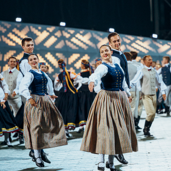 Deju lieluzvedums "Mūžīgais dzinējs" - Baltas ietrīsas mūsu sirdis no visa tā skaistuma, kas piedzīvots. Mums kopā, svinot latvietību, izdevies radīt neaizmirstamus Svētkus. Jo svētki esam mēs paši un cilvēki mums apkārt. Foto: Artūrs Vanags un Ilmārs Znotiņš, Jānis Pipars un Jānis Romanovskis (Latvijas Nacionālā kultūras centra arhīvs)