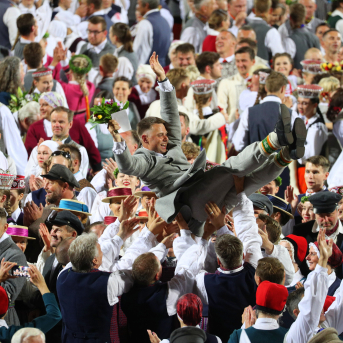 Deju lieluzvedums "Mūžīgais dzinējs" - Baltas ietrīsas mūsu sirdis no visa tā skaistuma, kas piedzīvots. Mums kopā, svinot latvietību, izdevies radīt neaizmirstamus Svētkus. Jo svētki esam mēs paši un cilvēki mums apkārt. Foto: Artūrs Vanags un Ilmārs Znotiņš, Jānis Pipars un Jānis Romanovskis (Latvijas Nacionālā kultūras centra arhīvs)