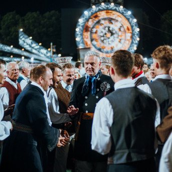 Deju lieluzvedums "Mūžīgais dzinējs" - Baltas ietrīsas mūsu sirdis no visa tā skaistuma, kas piedzīvots. Mums kopā, svinot latvietību, izdevies radīt neaizmirstamus Svētkus. Jo svētki esam mēs paši un cilvēki mums apkārt. Foto: Artūrs Vanags un Ilmārs Znotiņš, Jānis Pipars un Jānis Romanovskis (Latvijas Nacionālā kultūras centra arhīvs)