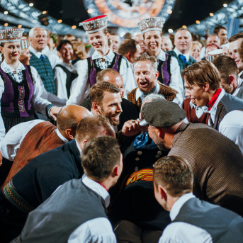 Deju lieluzvedums "Mūžīgais dzinējs" - Baltas ietrīsas mūsu sirdis no visa tā skaistuma, kas piedzīvots. Mums kopā, svinot latvietību, izdevies radīt neaizmirstamus Svētkus. Jo svētki esam mēs paši un cilvēki mums apkārt. Foto: Artūrs Vanags un Ilmārs Znotiņš, Jānis Pipars un Jānis Romanovskis (Latvijas Nacionālā kultūras centra arhīvs)