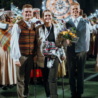 Deju lieluzvedums "Mūžīgais dzinējs" - Baltas ietrīsas mūsu sirdis no visa tā skaistuma, kas piedzīvots. Mums kopā, svinot latvietību, izdevies radīt neaizmirstamus Svētkus. Jo svētki esam mēs paši un cilvēki mums apkārt. Foto: Artūrs Vanags un Ilmārs Znotiņš, Jānis Pipars un Jānis Romanovskis (Latvijas Nacionālā kultūras centra arhīvs)