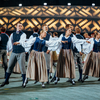 Deju lieluzvedums "Mūžīgais dzinējs" - Baltas ietrīsas mūsu sirdis no visa tā skaistuma, kas piedzīvots. Mums kopā, svinot latvietību, izdevies radīt neaizmirstamus Svētkus. Jo svētki esam mēs paši un cilvēki mums apkārt. Foto: Artūrs Vanags un Ilmārs Znotiņš, Jānis Pipars un Jānis Romanovskis (Latvijas Nacionālā kultūras centra arhīvs)