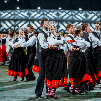 Deju lieluzvedums "Mūžīgais dzinējs" - Baltas ietrīsas mūsu sirdis no visa tā skaistuma, kas piedzīvots. Mums kopā, svinot latvietību, izdevies radīt neaizmirstamus Svētkus. Jo svētki esam mēs paši un cilvēki mums apkārt. Foto: Artūrs Vanags un Ilmārs Znotiņš, Jānis Pipars un Jānis Romanovskis (Latvijas Nacionālā kultūras centra arhīvs)