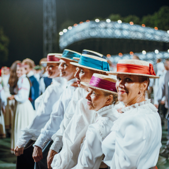 Deju lieluzvedums "Mūžīgais dzinējs" - Baltas ietrīsas mūsu sirdis no visa tā skaistuma, kas piedzīvots. Mums kopā, svinot latvietību, izdevies radīt neaizmirstamus Svētkus. Jo svētki esam mēs paši un cilvēki mums apkārt. Foto: Artūrs Vanags un Ilmārs Znotiņš, Jānis Pipars un Jānis Romanovskis (Latvijas Nacionālā kultūras centra arhīvs)