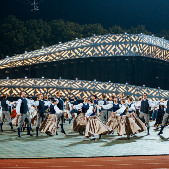 Deju lieluzvedums "Mūžīgais dzinējs" - Baltas ietrīsas mūsu sirdis no visa tā skaistuma, kas piedzīvots. Mums kopā, svinot latvietību, izdevies radīt neaizmirstamus Svētkus. Jo svētki esam mēs paši un cilvēki mums apkārt. Foto: Artūrs Vanags un Ilmārs Znotiņš, Jānis Pipars un Jānis Romanovskis (Latvijas Nacionālā kultūras centra arhīvs)