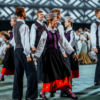 Deju lieluzvedums "Mūžīgais dzinējs" - Baltas ietrīsas mūsu sirdis no visa tā skaistuma, kas piedzīvots. Mums kopā, svinot latvietību, izdevies radīt neaizmirstamus Svētkus. Jo svētki esam mēs paši un cilvēki mums apkārt. Foto: Artūrs Vanags un Ilmārs Znotiņš, Jānis Pipars un Jānis Romanovskis (Latvijas Nacionālā kultūras centra arhīvs)