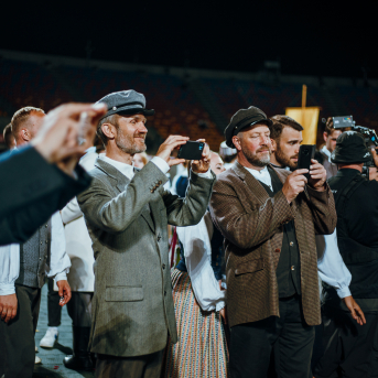 Deju lieluzvedums "Mūžīgais dzinējs" - Baltas ietrīsas mūsu sirdis no visa tā skaistuma, kas piedzīvots. Mums kopā, svinot latvietību, izdevies radīt neaizmirstamus Svētkus. Jo svētki esam mēs paši un cilvēki mums apkārt. Foto: Artūrs Vanags un Ilmārs Znotiņš, Jānis Pipars un Jānis Romanovskis (Latvijas Nacionālā kultūras centra arhīvs)