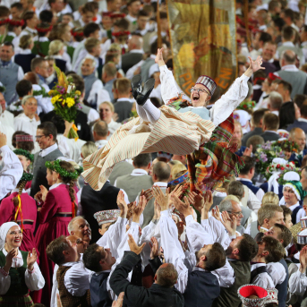 Deju lieluzvedums "Mūžīgais dzinējs" - Baltas ietrīsas mūsu sirdis no visa tā skaistuma, kas piedzīvots. Mums kopā, svinot latvietību, izdevies radīt neaizmirstamus Svētkus. Jo svētki esam mēs paši un cilvēki mums apkārt. Foto: Artūrs Vanags un Ilmārs Znotiņš, Jānis Pipars un Jānis Romanovskis (Latvijas Nacionālā kultūras centra arhīvs)