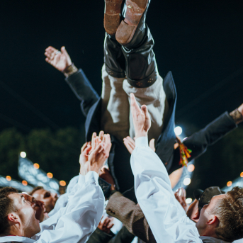 Deju lieluzvedums "Mūžīgais dzinējs" - Baltas ietrīsas mūsu sirdis no visa tā skaistuma, kas piedzīvots. Mums kopā, svinot latvietību, izdevies radīt neaizmirstamus Svētkus. Jo svētki esam mēs paši un cilvēki mums apkārt. Foto: Artūrs Vanags un Ilmārs Znotiņš, Jānis Pipars un Jānis Romanovskis (Latvijas Nacionālā kultūras centra arhīvs)